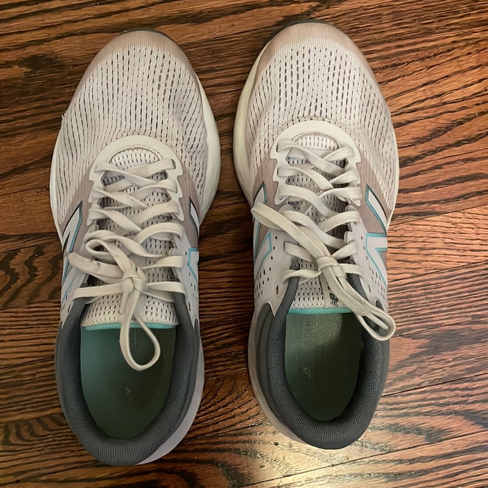Womens new balance 520 running shoes white with grey & green. Size 8.5.